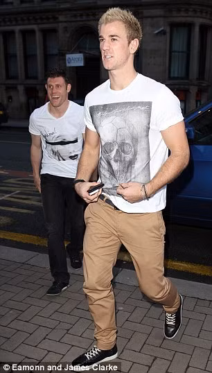 Thủ môn Joe Hart (phải) và James Milner tới tham dự buổi ra mắt sản phẩm thời trang mới của đồng đội Joleon Lescott diễn ra tại Trung tâm triển lãm nghệ thuật Manchester