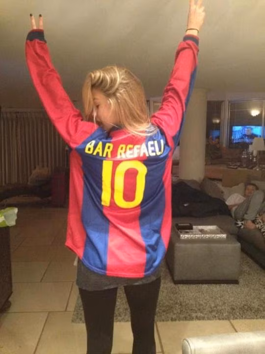 Siêu mẫu Bar Refaeli là một fan hâm mộ cuồng nhiệt của Barcelona Siêu mẫu Bar Refaeli là một fan hâm mộ cuồng nhiệt của Barcelona