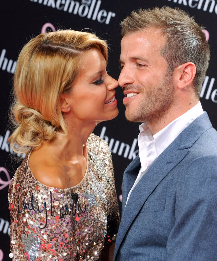 Rafael Van Der Vaart ngượng ngùng hôn bà xã Sylvie van der Vaart tại Tuần lễ thời trang Berlin
