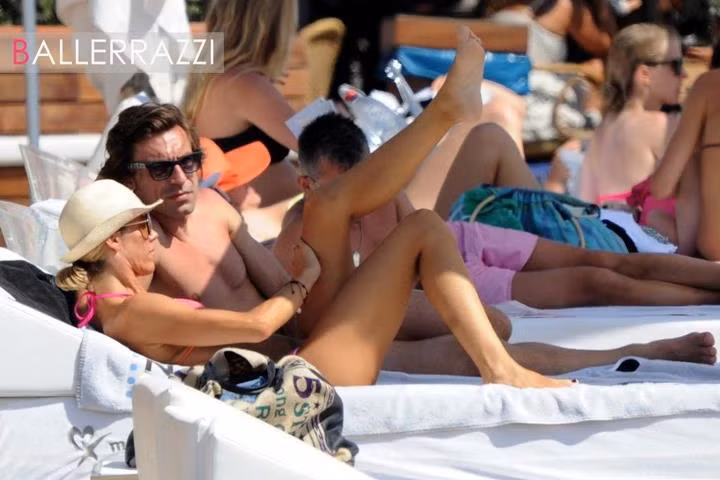 Pirlo nằm phơi năng bên bà xã Deborah tại hòn đảo Ibiza. Pirlo nằm phơi năng bên bà xã Deborah tại hòn đảo Ibiza.