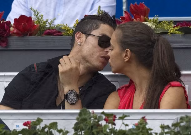 Ronaldo và Irina Shayk hôn nhau tình tứ