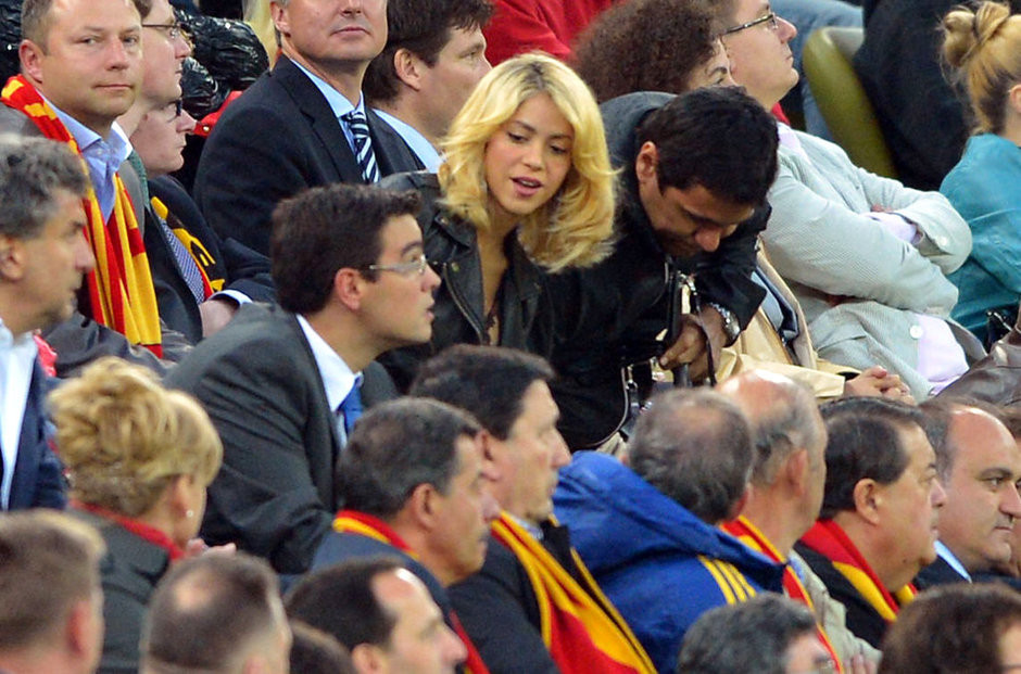 Shakira chỉ đi một mình và ngồi chung với nhóm CĐV của Tây Ban Nha