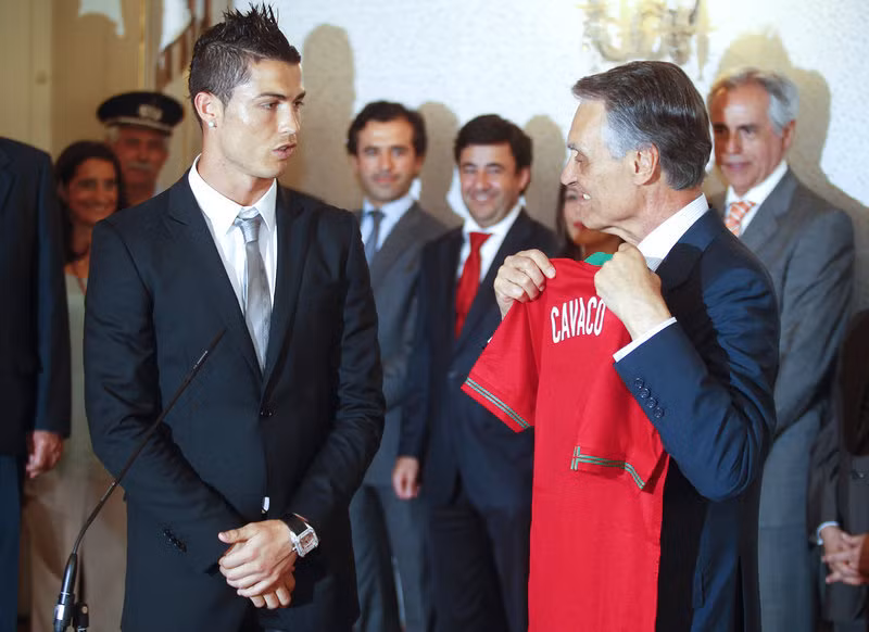 Cristiano Ronaldo đại diện cho các thành viên trong đội tuyển BĐN nhận chiếc áo may mắn từ tay thổng thống Cavaco Silva,