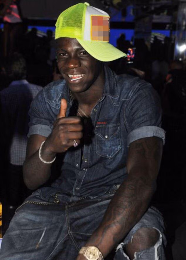 Phong cách quậy thường thấy của Balotelli Phong cách quậy thường thấy của Balotelli