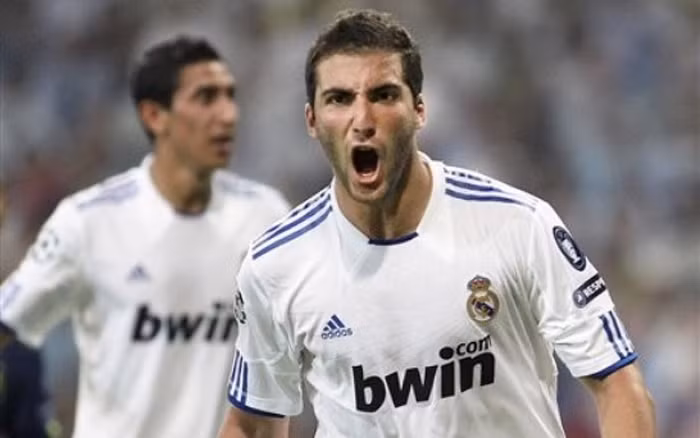Gonzalo Higuain (Real Madrid – 30 triệu bảng): Tiền đạo người Argentina đã ghi được 24 bàn thắng cho đội bóng của HLV Jose Mourinho mùa giải này. Thành tích đó có thể thuyết phục Roman Abramovich bỏ tiền để đưa anh về Chelsea trong mùa hè này.