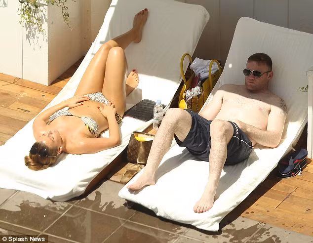 Rooney cùng vợ tắm nắng thư giãn bên cạnh bể bơi trong một khách sạn sang trọng ở Los Angeles, để quên đi nỗi buồn thất bại tại EURO 2012
