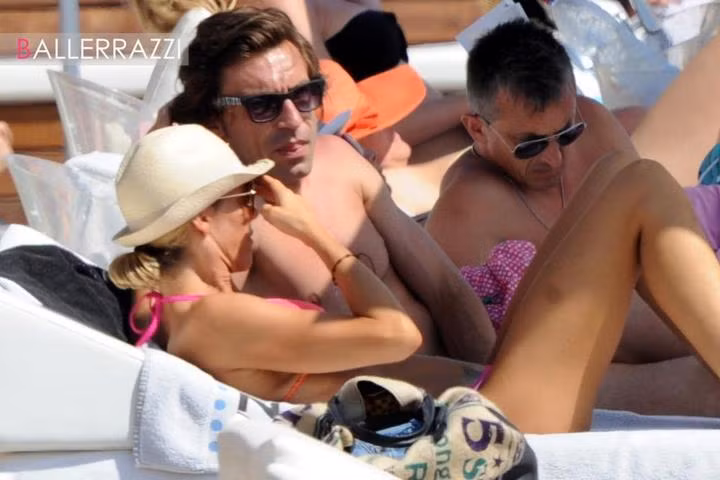 Pirlo nằm phơi năng bên bà xã Deborah tại hòn đảo Ibiza. Pirlo nằm phơi năng bên bà xã Deborah tại hòn đảo Ibiza.