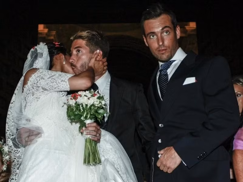 Sergio Ramos ôm hôm chị gái trong lễ cưới của chị được tổ chức vào cuối tuần qua ở Seville, Tây Ban Nha. Sergio Ramos ôm hôm chị gái trong lễ cưới của chị được tổ chức vào cuối tuần qua ở Seville, Tây Ban Nha.