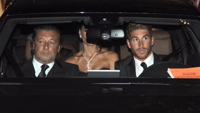 Sergio Ramos lái xe chở bố tới dự đám cưới của chị Sergio Ramos lái xe chở bố tới dự đám cưới của chị