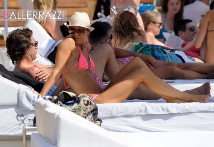 Pirlo nằm phơi năng bên bà xã Deborah tại hòn đảo Ibiza. Pirlo nằm phơi năng bên bà xã Deborah tại hòn đảo Ibiza.