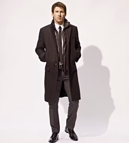 Messi trong trang phục áo khoác mùa đông của D&G. Tiền đạo của Barca tiết lộ ảnh rất thích những trang phục do D&G thiết kế.