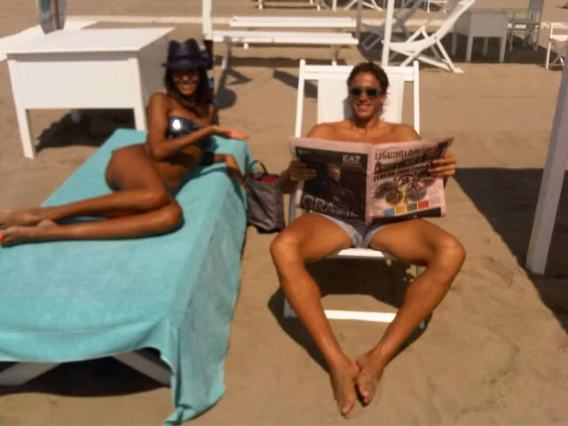 Alessandro Matri và cô bạn gái Federica Nargi nằm phơi nắng trên bãi biển