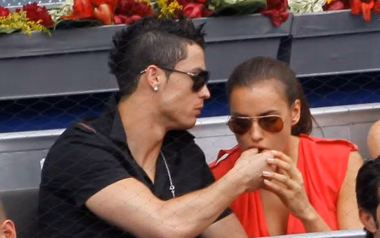 Ronaldo mớm kẹo cho bồ