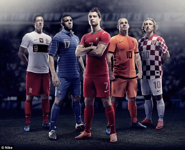 Robert Lewandowski (Ba Lan), Yann M'Vila (Pháp), Cristiano Ronaldo (Bồ Đào Nha), Wesley Sneijder (Hà Lan) và Luka Modric (Croatia) trong bộ trang phục mới tại Euro 2012 Robert Lewandowski (Ba Lan), Yann M'Vila (Pháp), Cristiano Ronaldo (Bồ Đào Nha), Wesley Sneijder (Hà Lan) và Luka Modric (Croatia) trong bộ trang phục mới tại Euro 2012