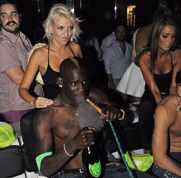Trong khi thưởng thức shisha, Balotelli được các người đẹp phục vụ xoa bóp Trong khi thưởng thức shisha, Balotelli được các người đẹp phục vụ xoa bóp