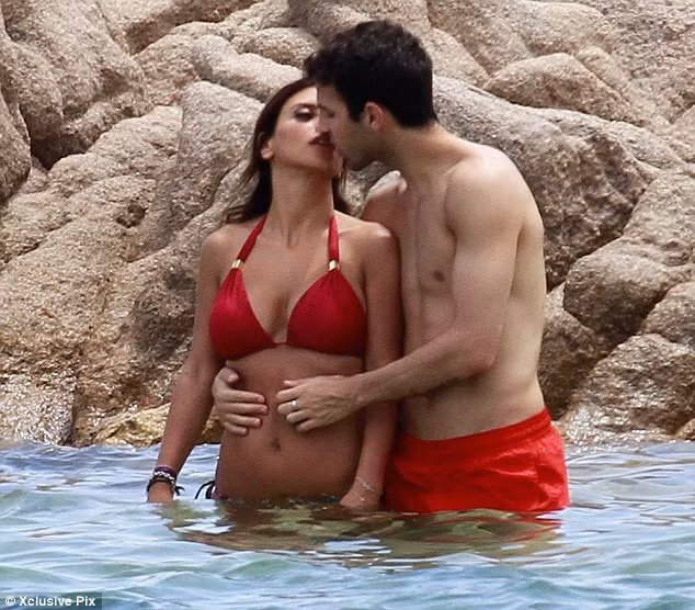 Cesc Fabregas và Daniella Semaan trao nhau nụ hôn trên bãi biển Porto Cervo, Italia. Cesc Fabregas và Daniella Semaan trao nhau nụ hôn trên bãi biển Porto Cervo, Italia.