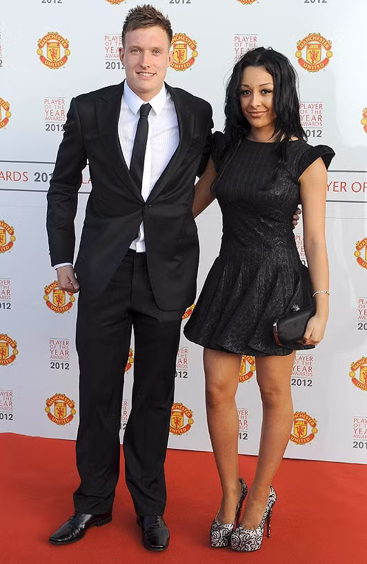 Phil Jones tươi như hoa khi đứng cạnh bạn gái Phil Jones tươi như hoa khi đứng cạnh bạn gái