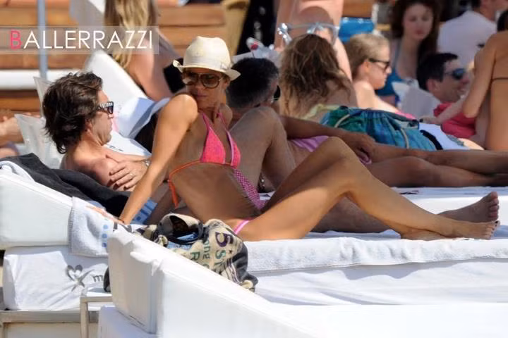 Pirlo nằm phơi năng bên bà xã Deborah tại hòn đảo Ibiza. Pirlo nằm phơi năng bên bà xã Deborah tại hòn đảo Ibiza.