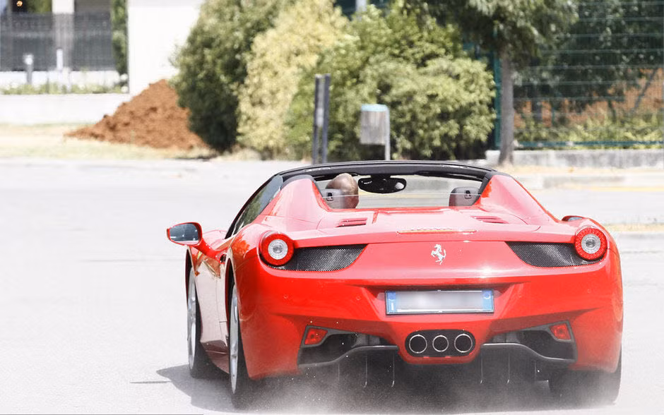 Chiếc siêu xe Ferrari màu đỏ mới cáu cạnh của Balotelli