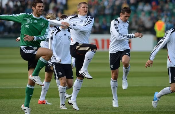 Đội trưởng Bastian Schweinsteiger cùng đồng đội ở đội tuyển Đức đã bước vào tập luyện ngay sau khi đặt chân tới Ba Lan Đội trưởng Bastian Schweinsteiger cùng đồng đội ở đội tuyển Đức đã bước vào tập luyện ngay sau khi đặt chân tới Ba Lan
