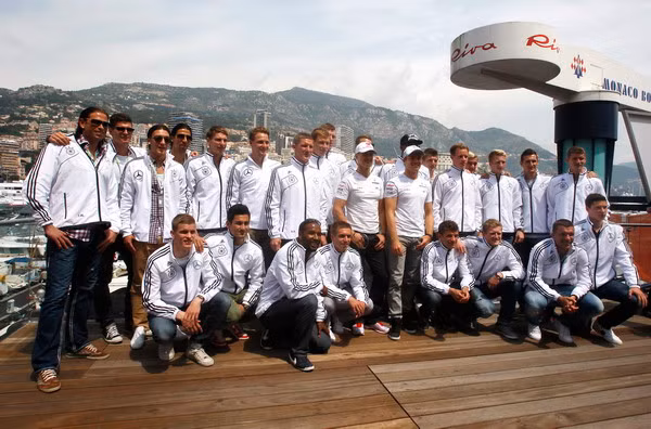 Các ngôi sao tuyển Đức chụp ảnh lưu niệm cùng Michael Schumacher.