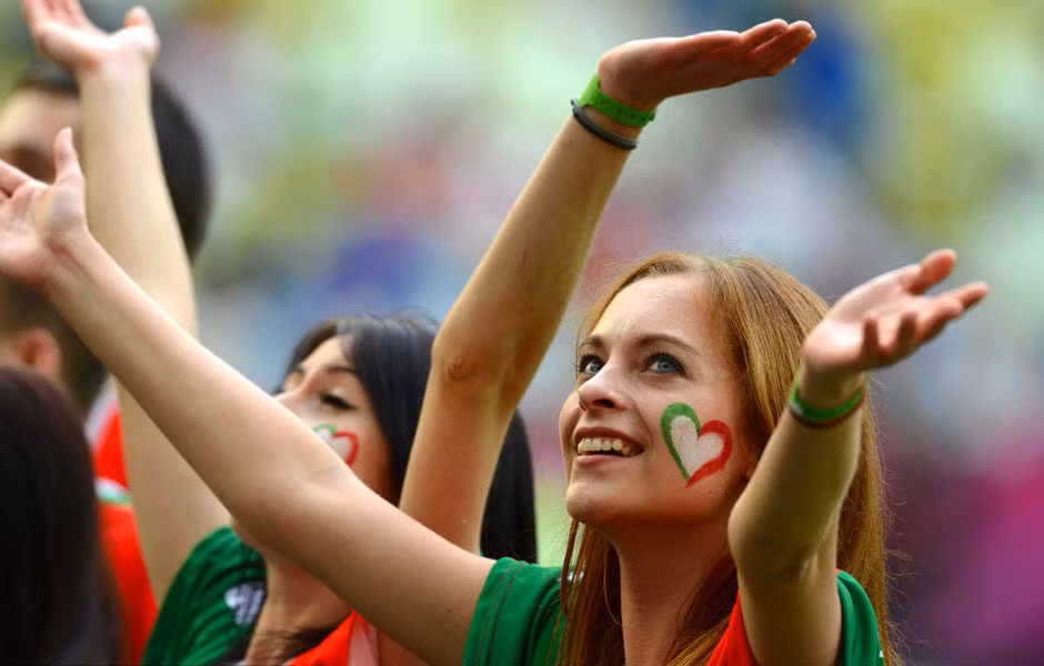 Nữ CĐV xinh đẹp của đội tuyển Italia trên khán đài