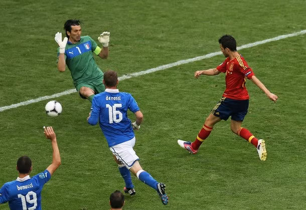 Tiền vệ Cesc Fabregas ghi bàn thắng gỡ hòa cho Tây Ban nha.