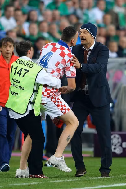 Điểm nhất của trận đấu giữa Croatia và Ireland là tình huống một CĐV của Croatia nhảy xuống sân ôm hôn chúc mừng HLV Slaven Bilic