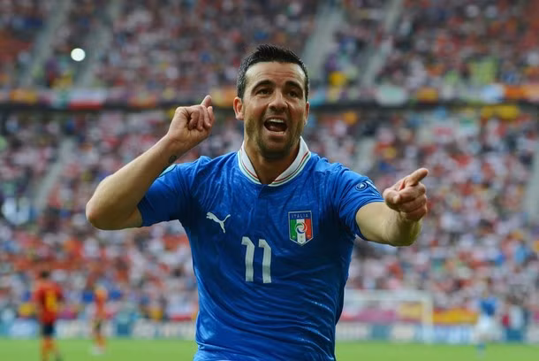 Antonio Di Natale ăn mừng sau khi ghi bàn thắng mở tỷ số vào lướt của Tây Ban Nha.