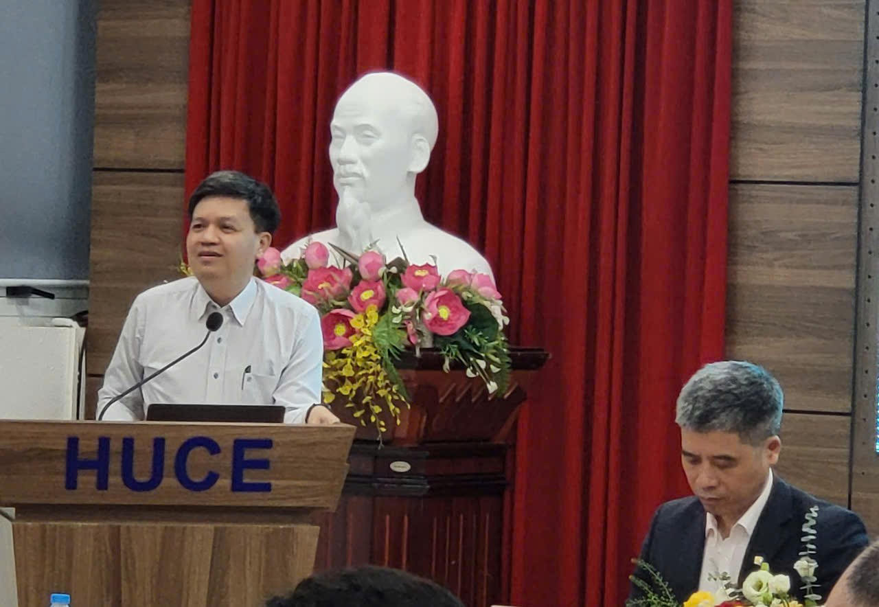 Tiến sĩ Tạ Đình Thi - Phó Chủ nhiệm Ủy ban Khoa học, Công nghệ và Môi trường của Quốc hội phát biểu tại hội thảo. Ảnh: HUCE.