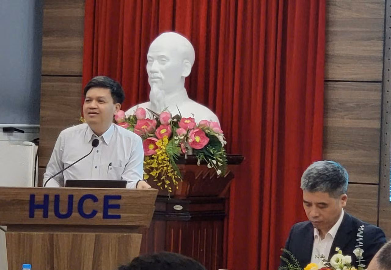 Tiến sĩ Tạ Đình Thi - Phó Chủ nhiệm Ủy ban Khoa học, Công nghệ và Môi trường của Quốc hội phát biểu tại hội thảo. Ảnh: HUCE.