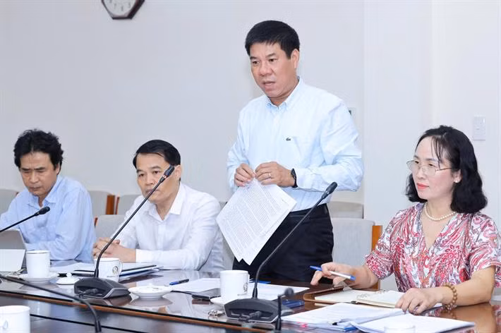 Cục trưởng Cục Quản lý Chất lượng Huỳnh Văn Chương trao đổi tại buổi làm việc. Ảnh: Bộ Giáo dục và Đào tạo.