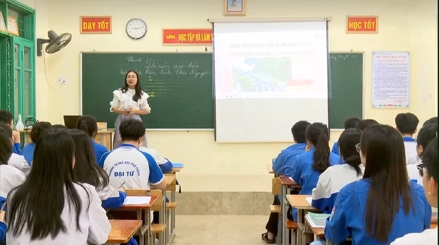 Cô Dương Thị Kiều Anh - giáo viên Trường Trung học phổ thông Đại Từ (Thái Nguyên) và các em học sinh trong giờ môn Lịch sử. Ảnh: NVCC.