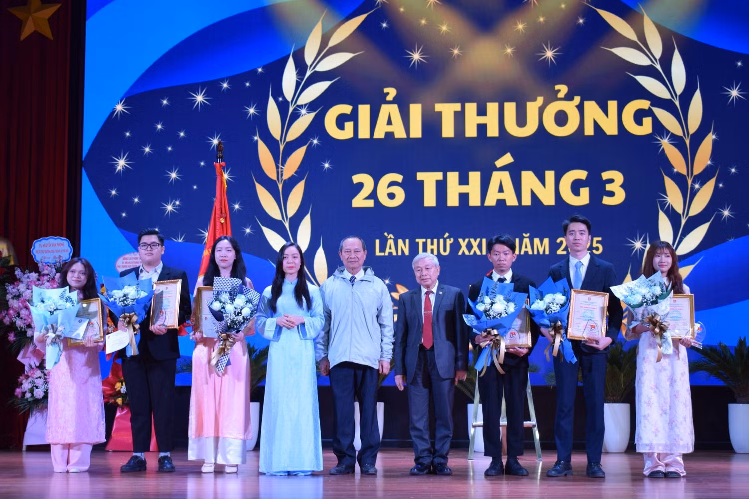 Các cá nhân xuất sắc được trao tặng Giải thưởng 26 tháng 3 lần thứ XXI. Ảnh: HNUE.