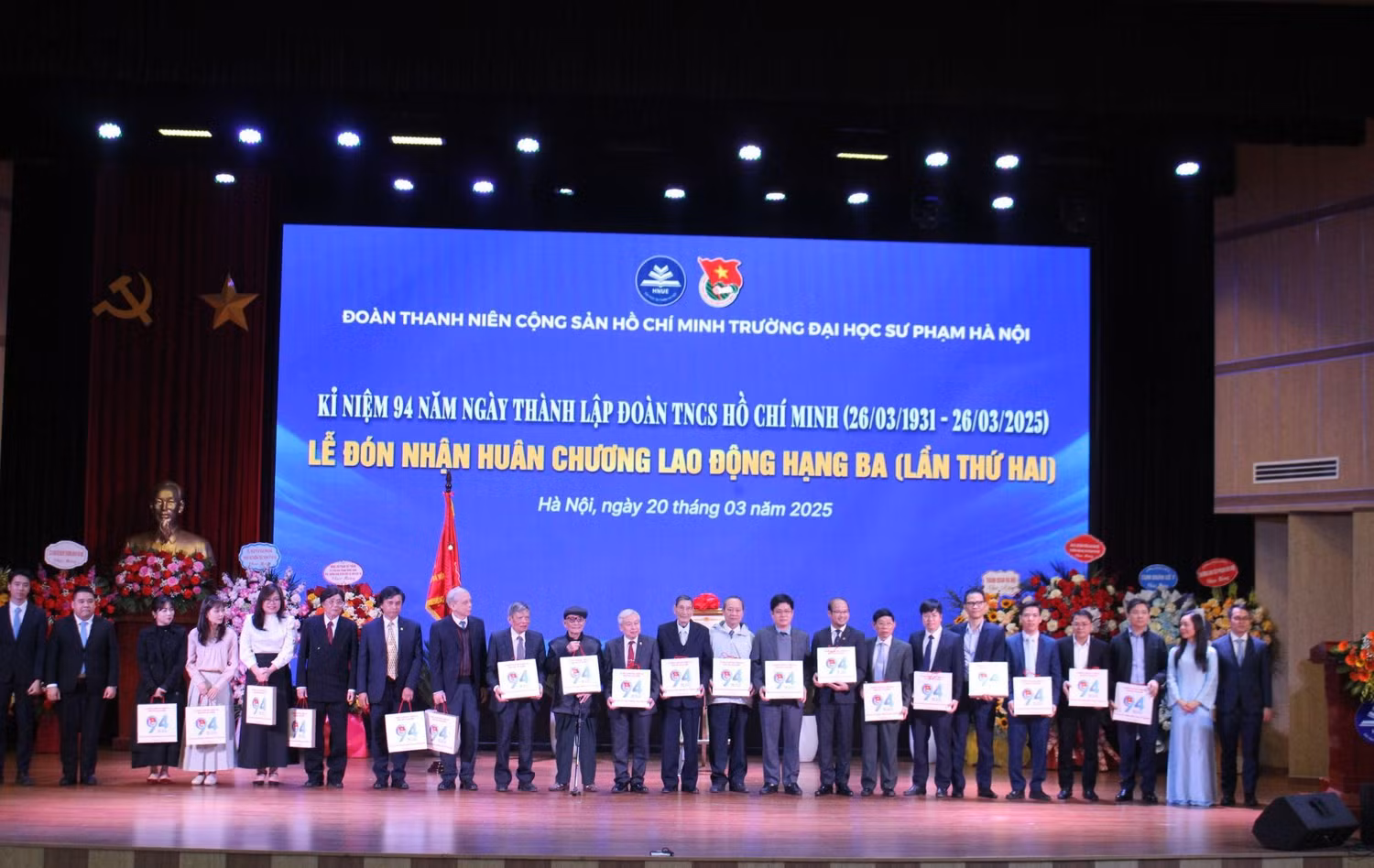 Ban chấp hành Đoàn Trường Đại học Sư phạm Hà Nội tặng quà tri ân nguyên Bí thư, nguyên Phó Bí thư Đoàn trường các thời kì. Ảnh: HNUE.
