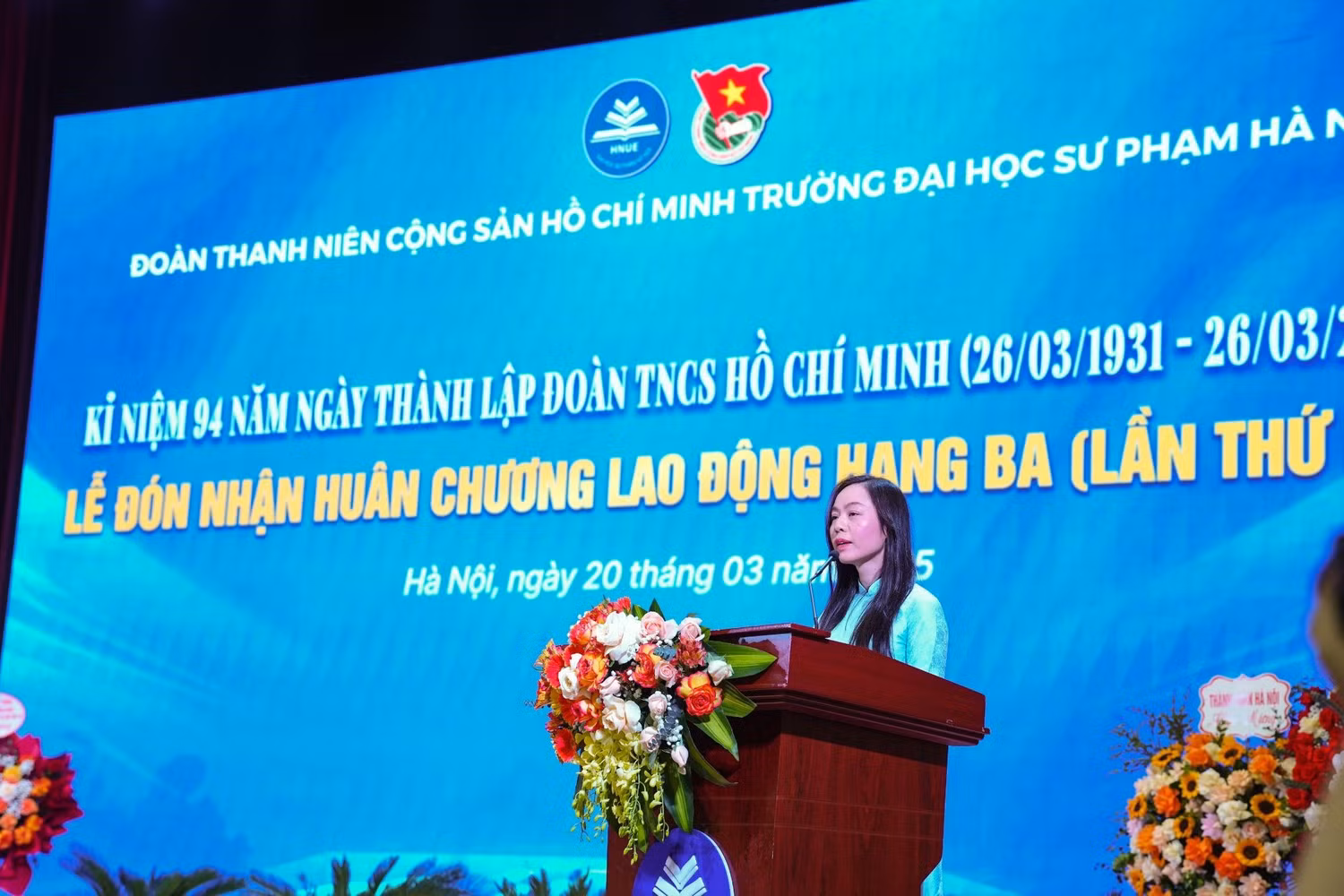 Bí thư Đoàn Trường Đại học Sư phạm Hà Nội Phạm Thị Thanh Thúy trình bày diễn văn Kỷ niệm 94 năm ngày thành lập Đoàn Thanh niên Cộng sản Hồ Chí Minh và Lễ đón nhận Huân chương Lao động hạng Ba lần thứ hai. Ảnh: HNUE.