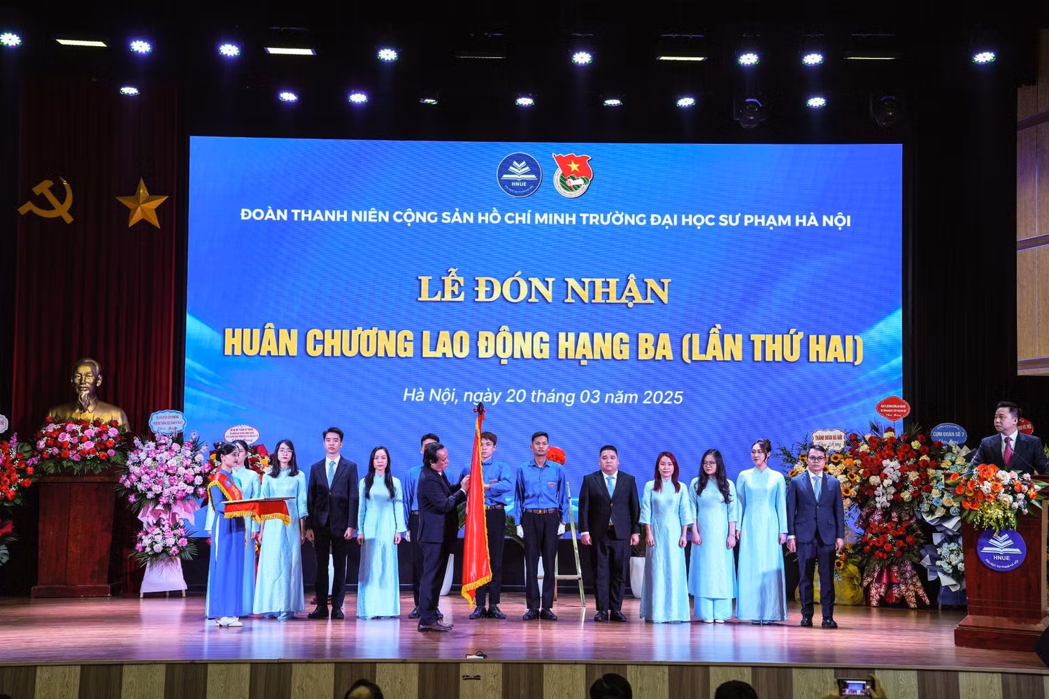 Ban chấp hành Đoàn trường nhận Huân chương Lao động hạng Ba lần thứ hai. Ảnh: HNUE.