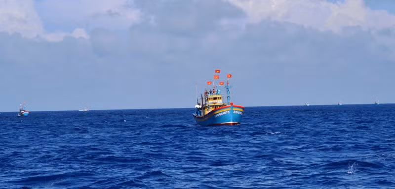 Tàu cá ngư dân Việt vừa tham gia đánh bắt vừa bảo vệ chủ quyền trên vùng biển Hoàng Sa. Ảnh chụp năm 2014 trong sự kiện Trung Quốc kéo dàn khoan HD-981 xuống vùng biển Việt Nam.