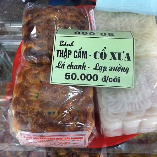Bánh thập cẩm là một trong những loại bánh đặc trưng và hút khách của cửa hàng. Bánh thập cẩm là một trong những loại bánh đặc trưng và hút khách của cửa hàng.