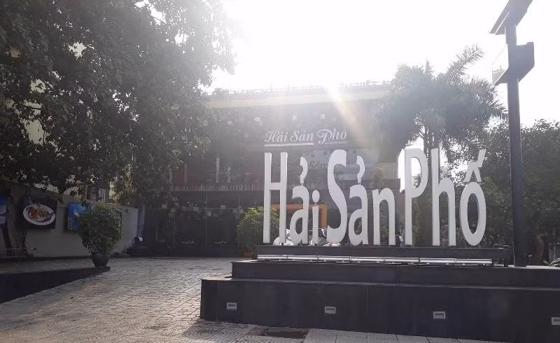 Nhà hàng Hải sản phố được xây dựng trên diện tích hơn 6.000m2 tại khu vực cống mương hóa Phan Kế Bính. Ảnh Trần Việt. Nhà hàng Hải sản phố được xây dựng trên diện tích hơn 6.000m2 tại khu vực cống mương hóa Phan Kế Bính. Ảnh Trần Việt.