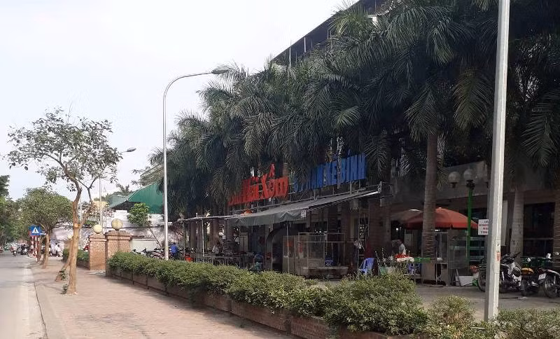 Cửa hàng tiền ích và quán bia Hải Xồm cũng được xây dựng ngay trên dự án Cống mương hóa Phan Kế Bính mà không hề bị xử lý. Ảnh Trần Việt Cửa hàng tiền ích và quán bia Hải Xồm cũng được xây dựng ngay trên dự án Cống mương hóa Phan Kế Bính mà không hề bị xử lý. Ảnh Trần Việt