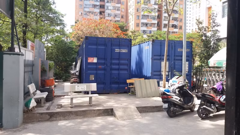 Ngoài việc sử dụng sai mục đích ngôi nhà sàn và xây dựng sân tennis thì hiện nay, Hệ thống giáo dục Trường Ngôi Sao Hà Nội còn sử dụng diện tích đất làm nơi chứa nhiều container. Ảnh Linh Chi.