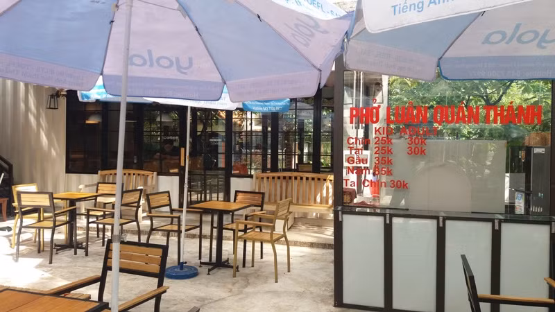 Quán cà phê, kết hợp nhà hàng cũng đang mọc trên diện tích đất của nhà trường. Ảnh Linh Chi