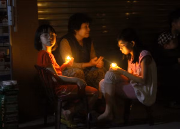 Các cửa hàng trên các đường: Tràng Tiền, Đinh Tiên Hoàng, Hàng Khay,,, đều tắt điện để thắp nến.