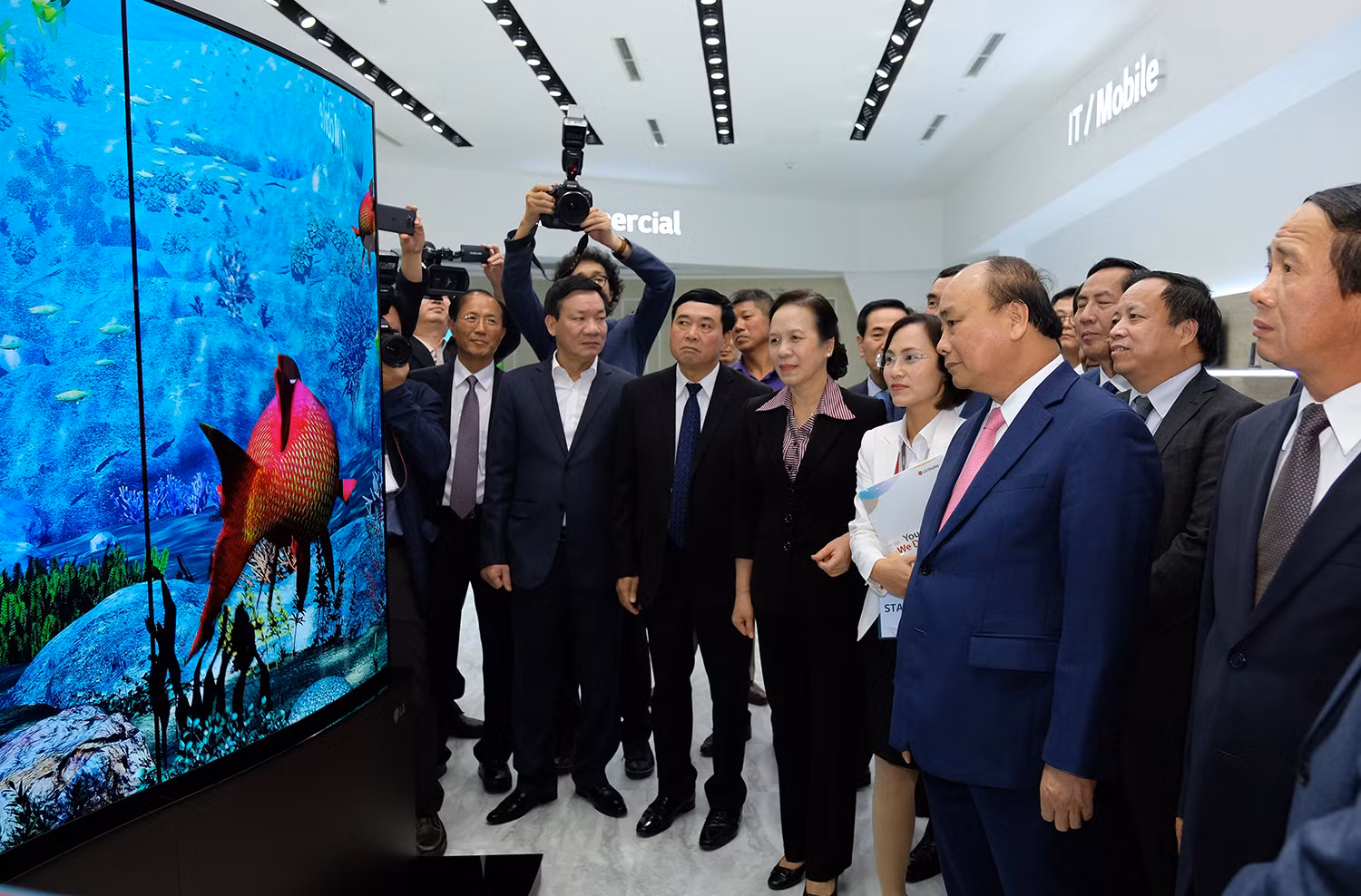 Thủ tướng tham quan Nhà máy LG Display trong buổi lễ khánh thành đưa vào hoạt động. Ảnh: VGP