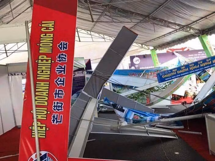 Các tấm biển hiệu gian hàng bị đổ ngổn ngang sau gió lốc Các tấm biển hiệu gian hàng bị đổ ngổn ngang sau gió lốc
