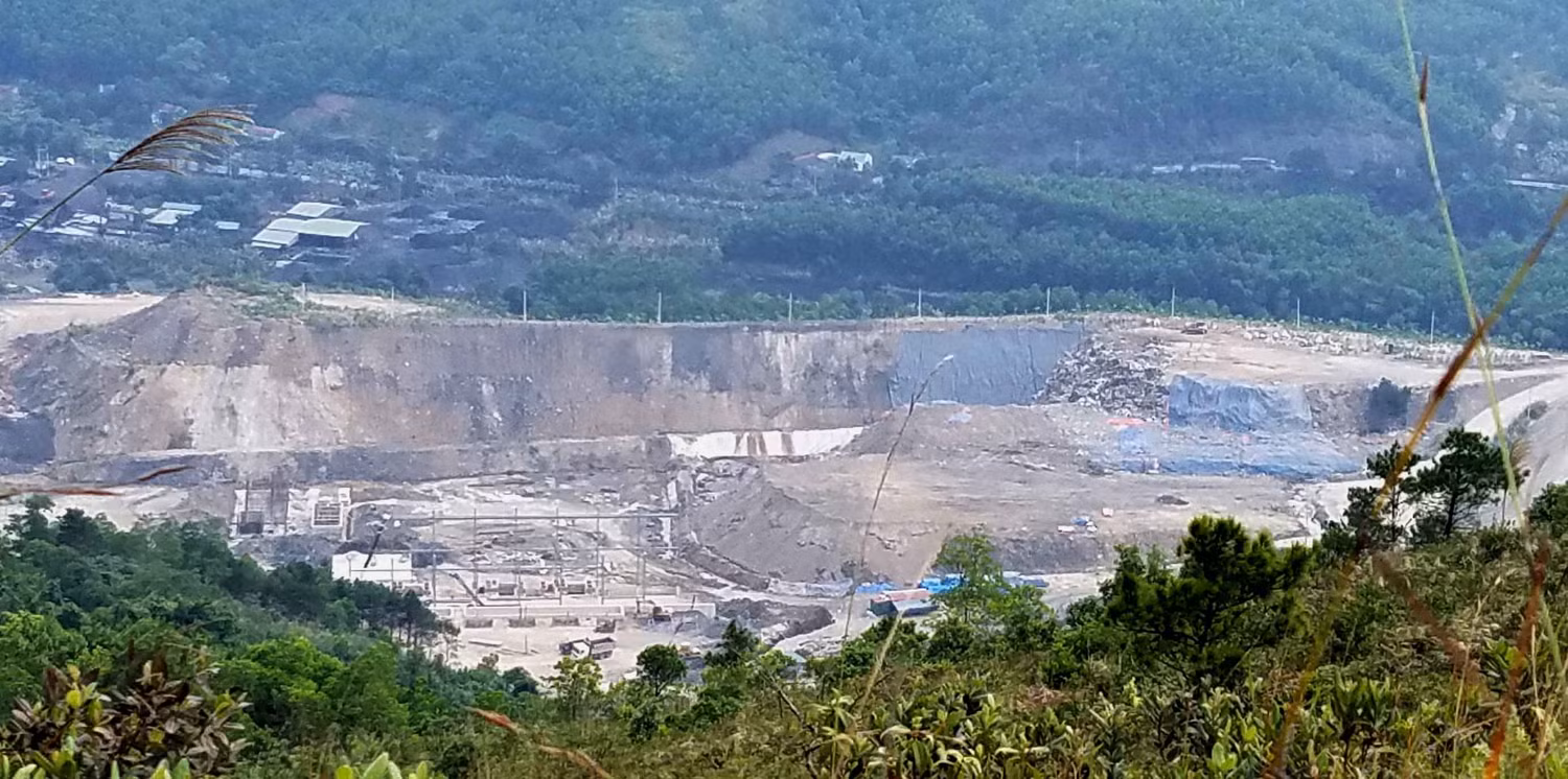 Cổng vào Trung tâm xử lý chất thải rắn của Indevco ở sâu trong núi thuộc huyện Hoành Bồ