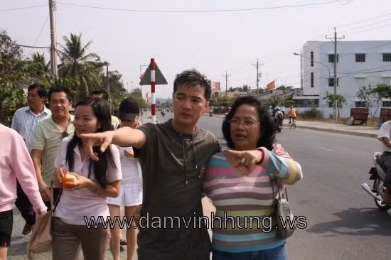 Người bên phải Mr Đàm chính là fan đã "cất công" mời Mr.Đàm về Bến Tre thăm nhà của cô.