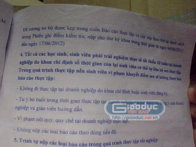 Cuốn sổ hướng dẫn trải nghiệm trường phát cho sinh viên có ghi rõ thời gian là 10 tuần