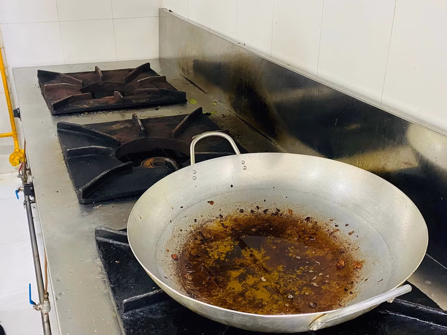 Bếp đun của trường đã cũ, ám khói đen và chảo vẫn còn dầu chiên không hợp vệ sinh (ảnh: P.L)